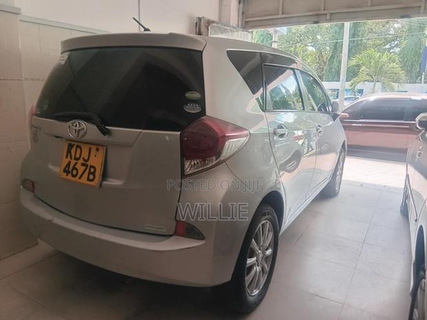 Toyota Ractis 2015 Silver
