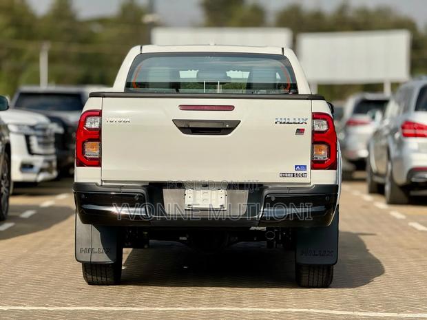 Toyota Hilux 2022 White