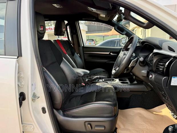 Toyota Hilux 2022 White
