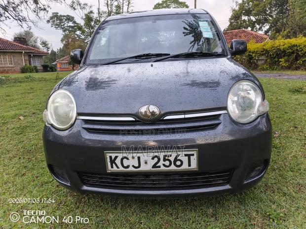 Toyota Sienta 2009 Silver