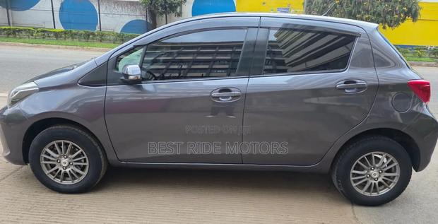 Toyota Vitz 1.3 FWD 5dr 2016 Gray