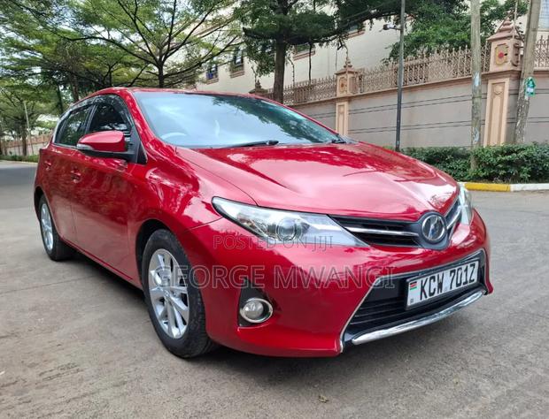 Toyota Auris 2013 Red