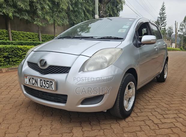Toyota Vitz 2009 Silver