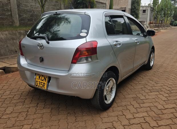 Toyota Vitz 2009 Silver