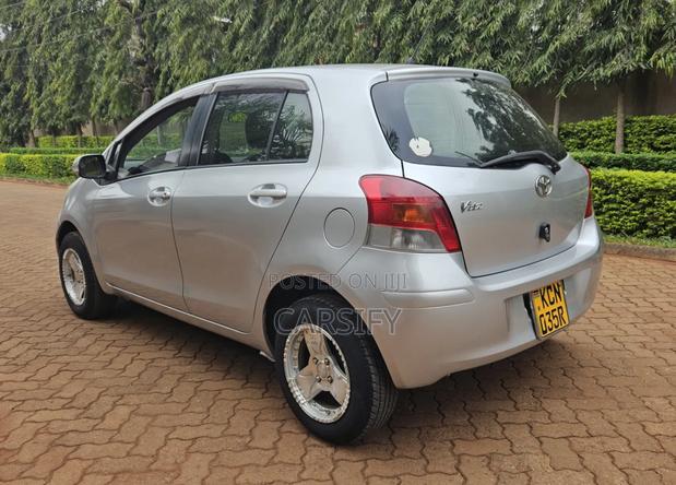 Toyota Vitz 2009 Silver