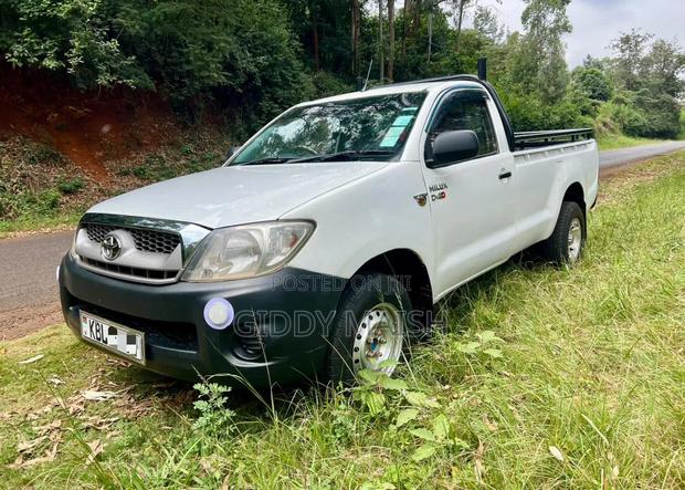 Toyota Hilux 2011 White