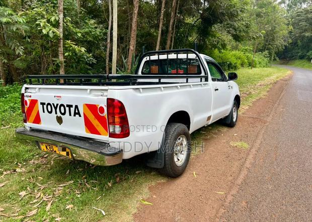 Toyota Hilux 2011 White