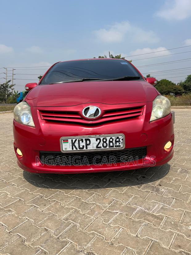 Toyota Auris 2011 Red