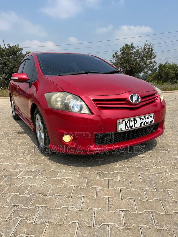 Toyota Auris 2011 Red