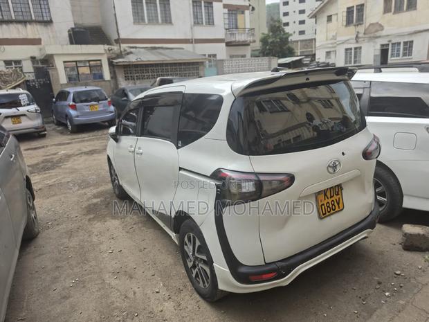 Toyota Sienta 2017 White