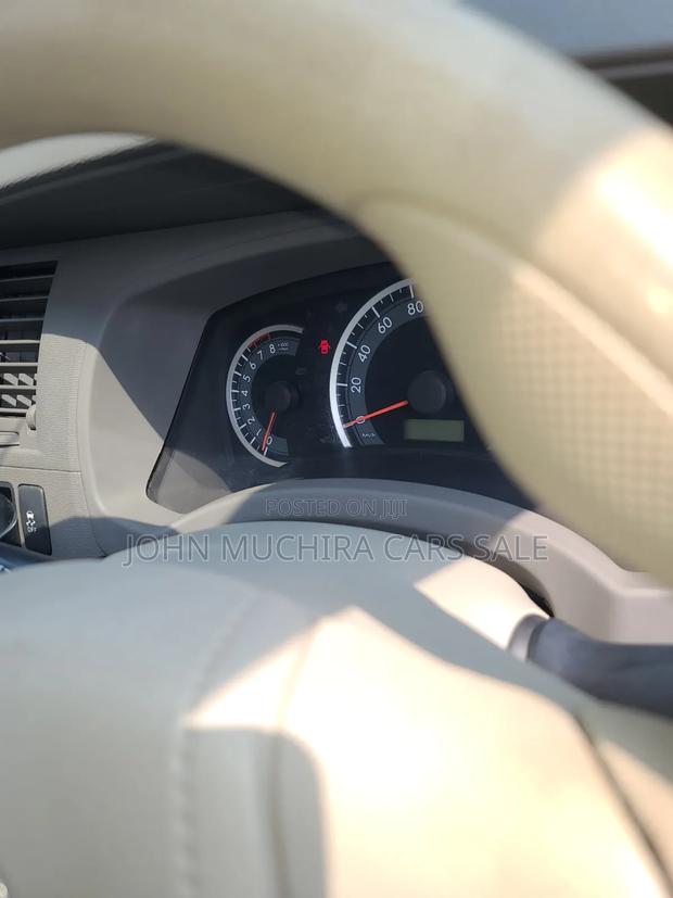 Toyota ISIS 2014 Silver