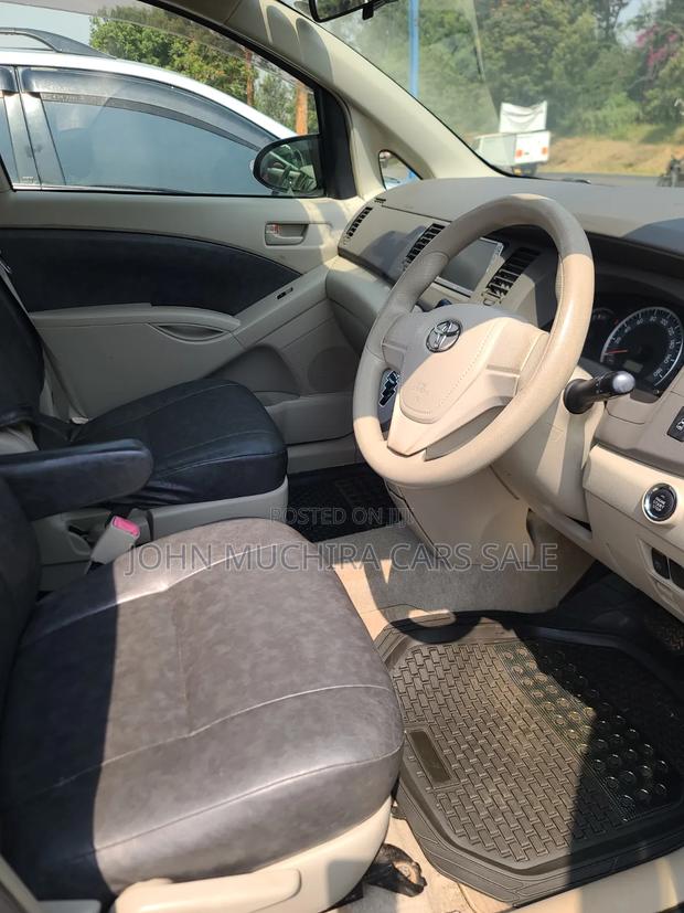 Toyota ISIS 2014 Silver