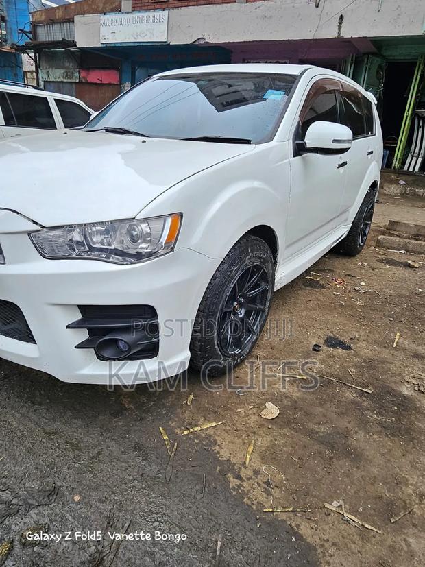 Mitsubishi Outlander 2010 White