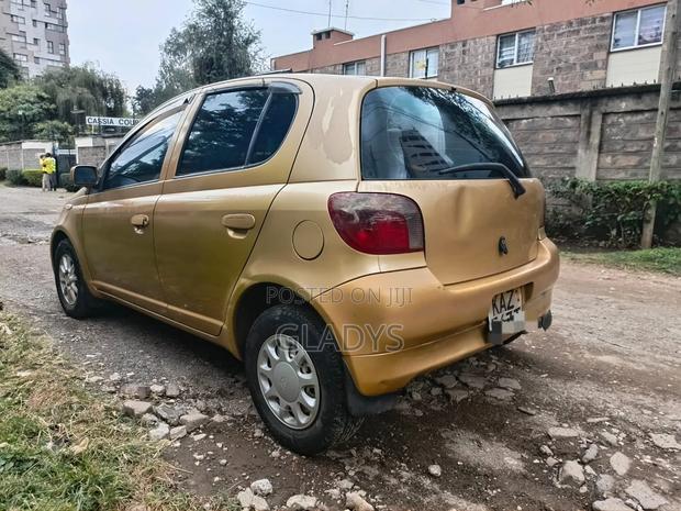 Toyota Vitz 2000 Gold