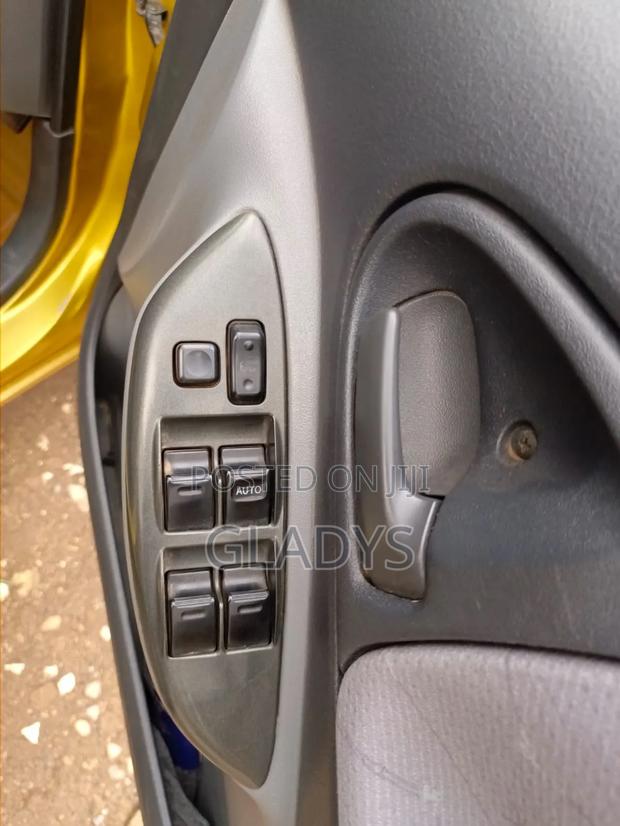 Toyota Vitz 2000 Gold