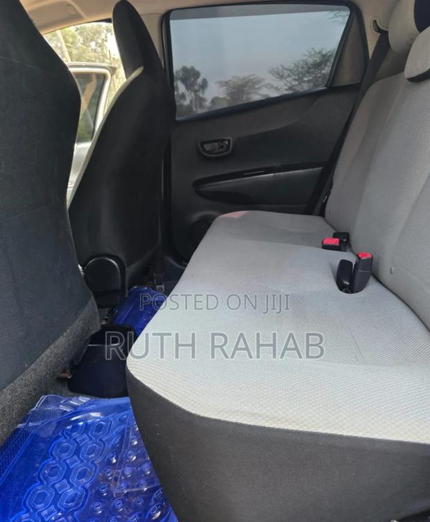 Toyota Vitz 2012 Silver