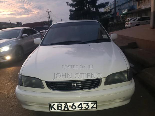 Toyota Corolla 2000 White