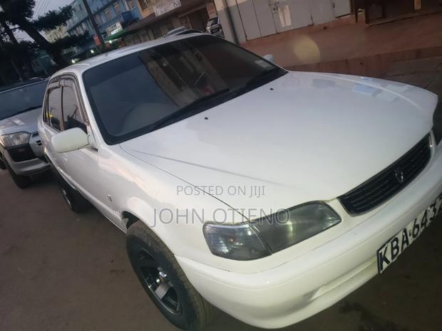 Toyota Corolla 2000 White