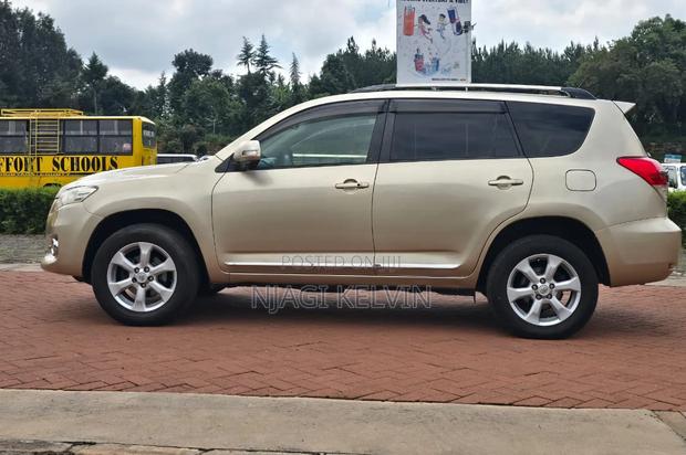 Toyota Vanguard 2011 Gold