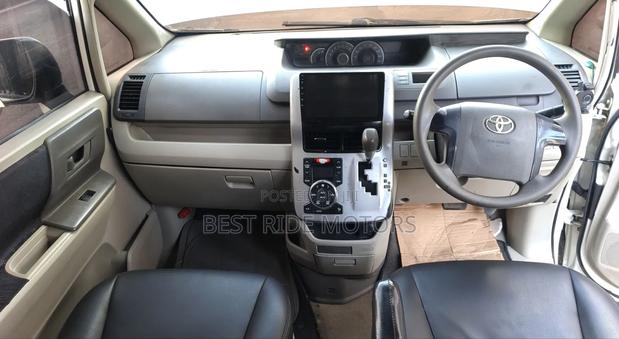 Toyota Noah 2.0 158hp FWD (8 Seater) 2011 White