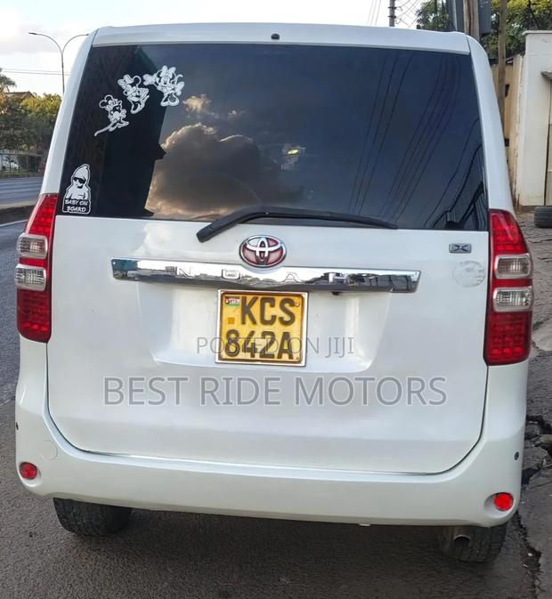 Toyota Noah 2.0 158hp FWD (8 Seater) 2011 White