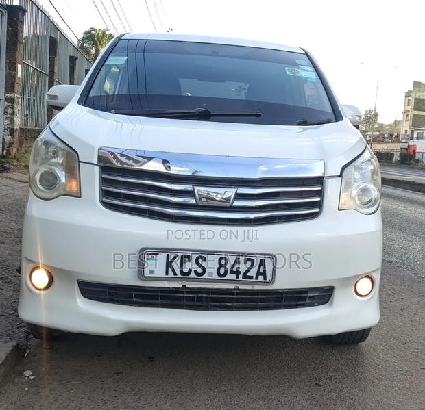 Toyota Noah 2.0 158hp FWD (8 Seater) 2011 White