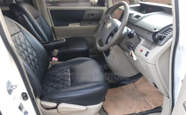 Toyota Noah 2.0 158hp FWD (8 Seater) 2011 White