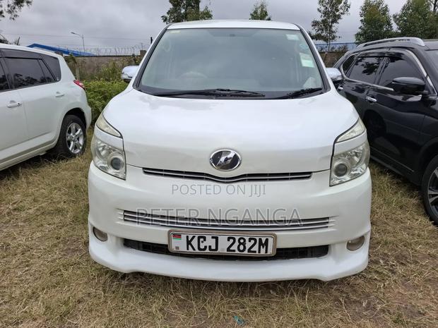 Toyota Voxy 2011 White
