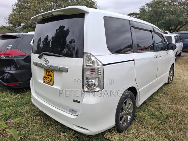Toyota Voxy 2011 White