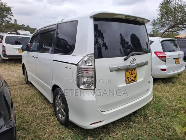 Toyota Voxy 2011 White