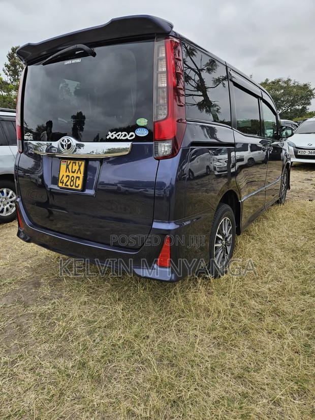 Toyota Noah 2014 Blue