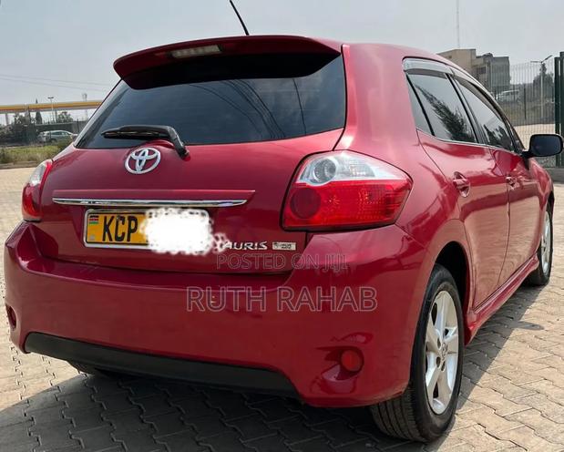 Toyota Auris 2010 Red