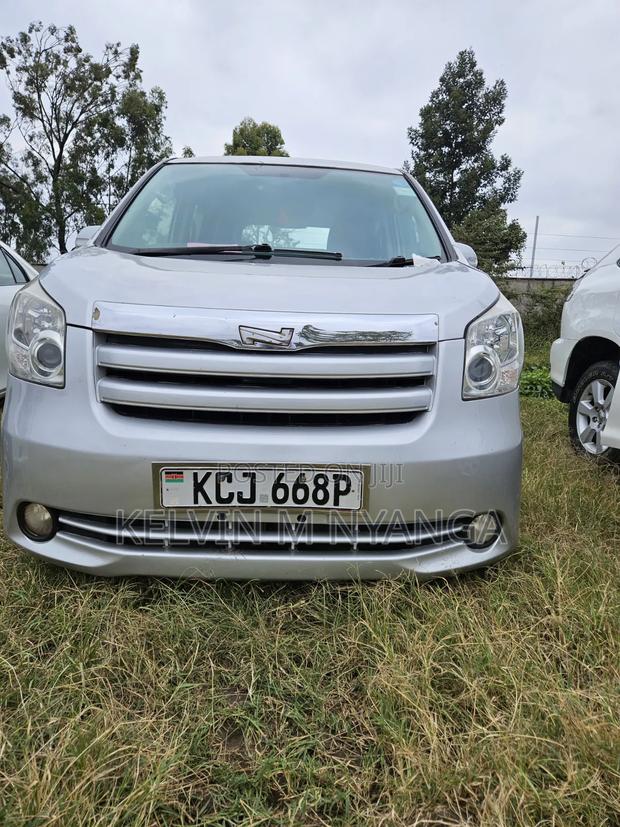 Toyota Noah 2009 Silver