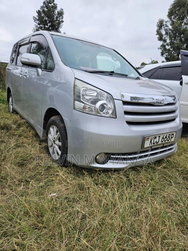 Toyota Noah 2009 Silver