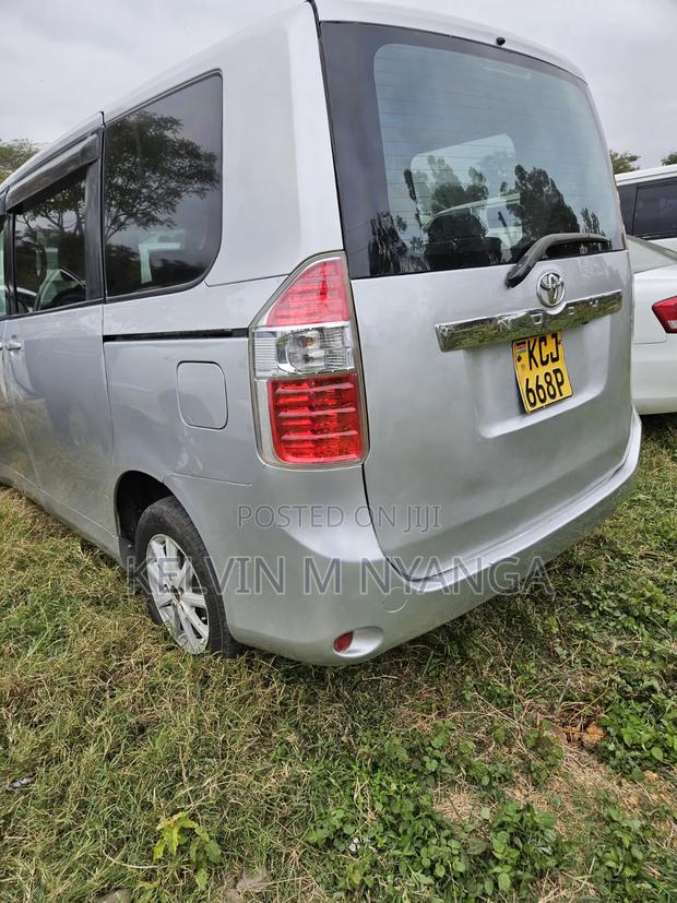 Toyota Noah 2009 Silver