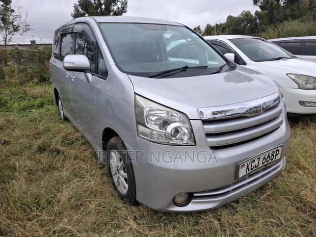Toyota Noah 2009 Silver