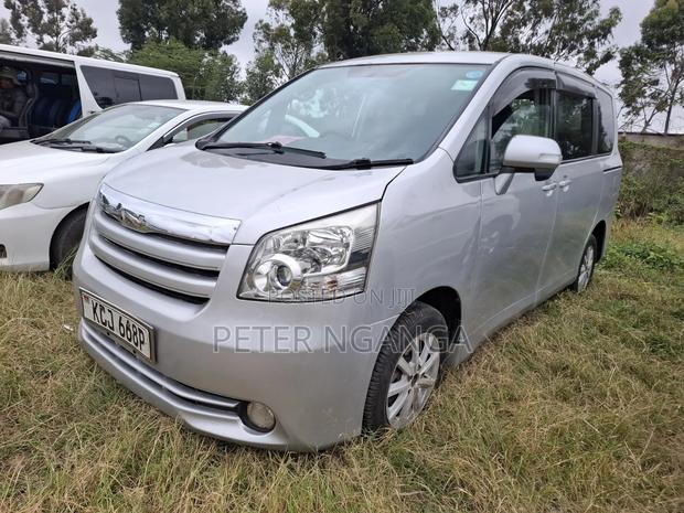 Toyota Noah 2009 Silver