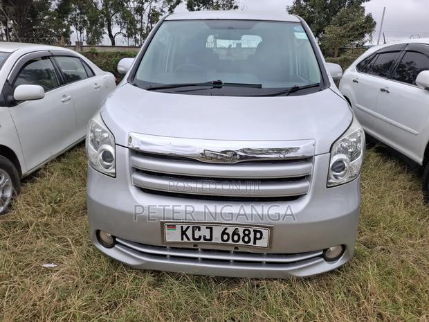 Toyota Noah 2009 Silver