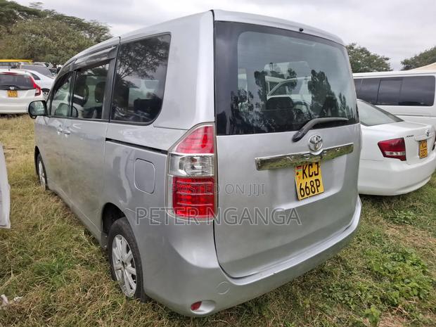 Toyota Noah 2009 Silver