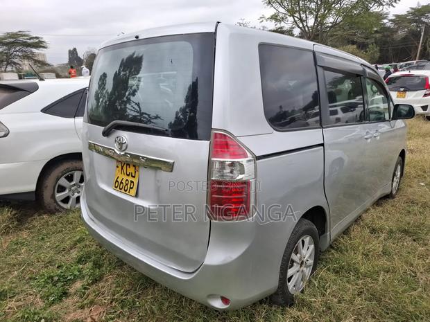 Toyota Noah 2009 Silver