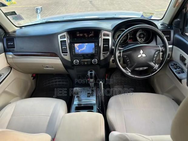 Mitsubishi Pajero 2015 Silver