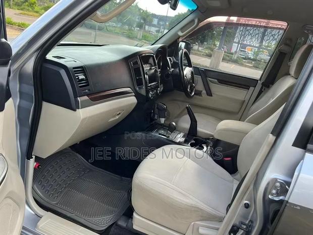 Mitsubishi Pajero 2015 Silver