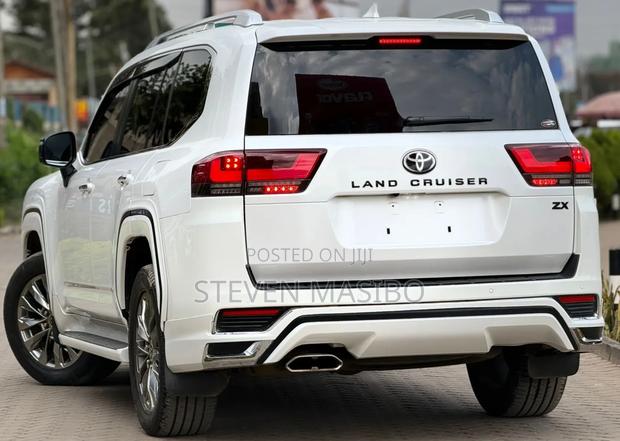 Toyota Land Cruiser 2022 White
