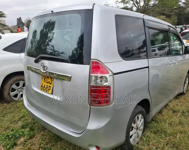 Toyota Noah 2009 Silver