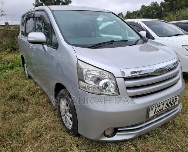 Toyota Noah 2009 Silver