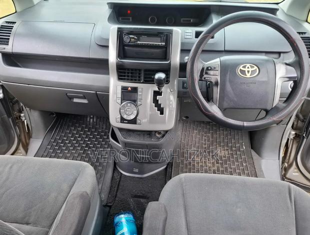 Toyota Noah 2009 Silver
