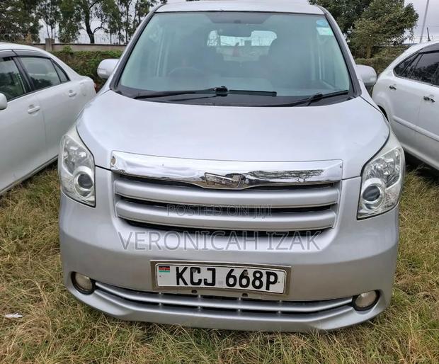 Toyota Noah 2009 Silver