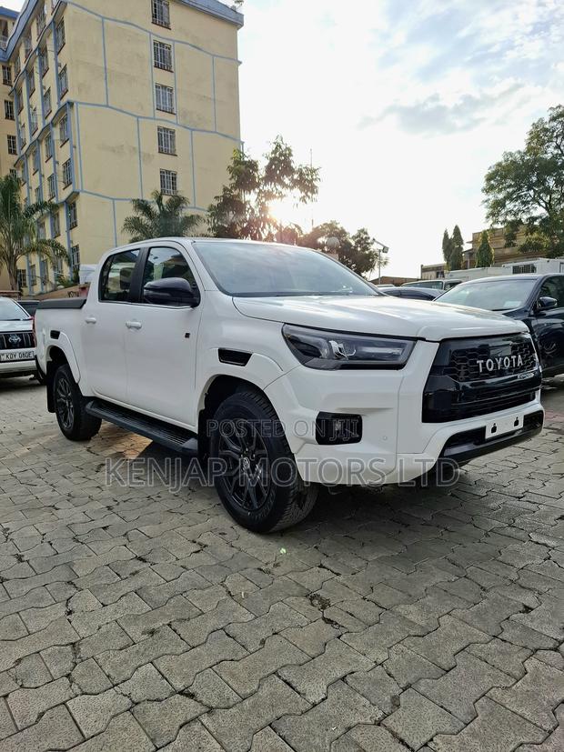 Toyota Hilux 2022 White