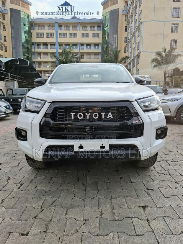 Toyota Hilux 2022 White