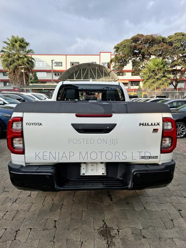 Toyota Hilux 2022 White